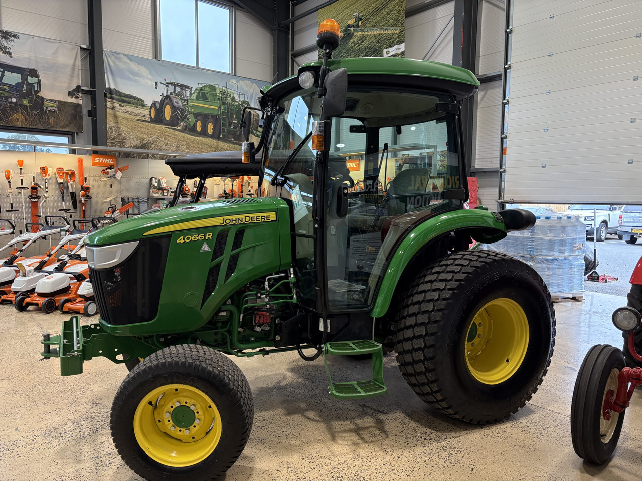 John Deere 4066R Compact Tractor - Compact tractor: picture 3 John Deere 4066R Compact Tractor - Compact tractor: picture 3