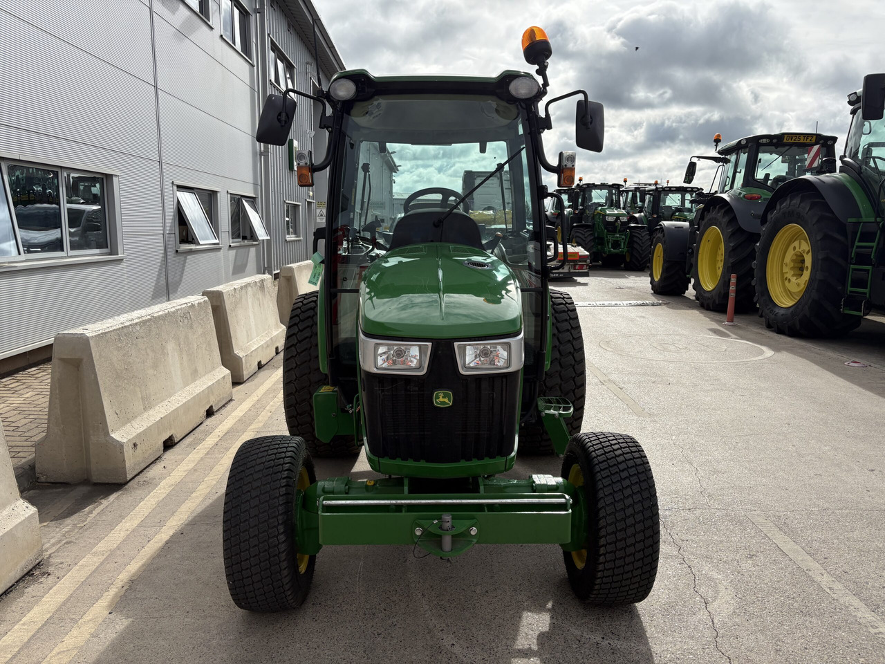 John Deere 4066R Compact Tractor - Compact tractor: picture 2 John Deere 4066R Compact Tractor - Compact tractor: picture 2