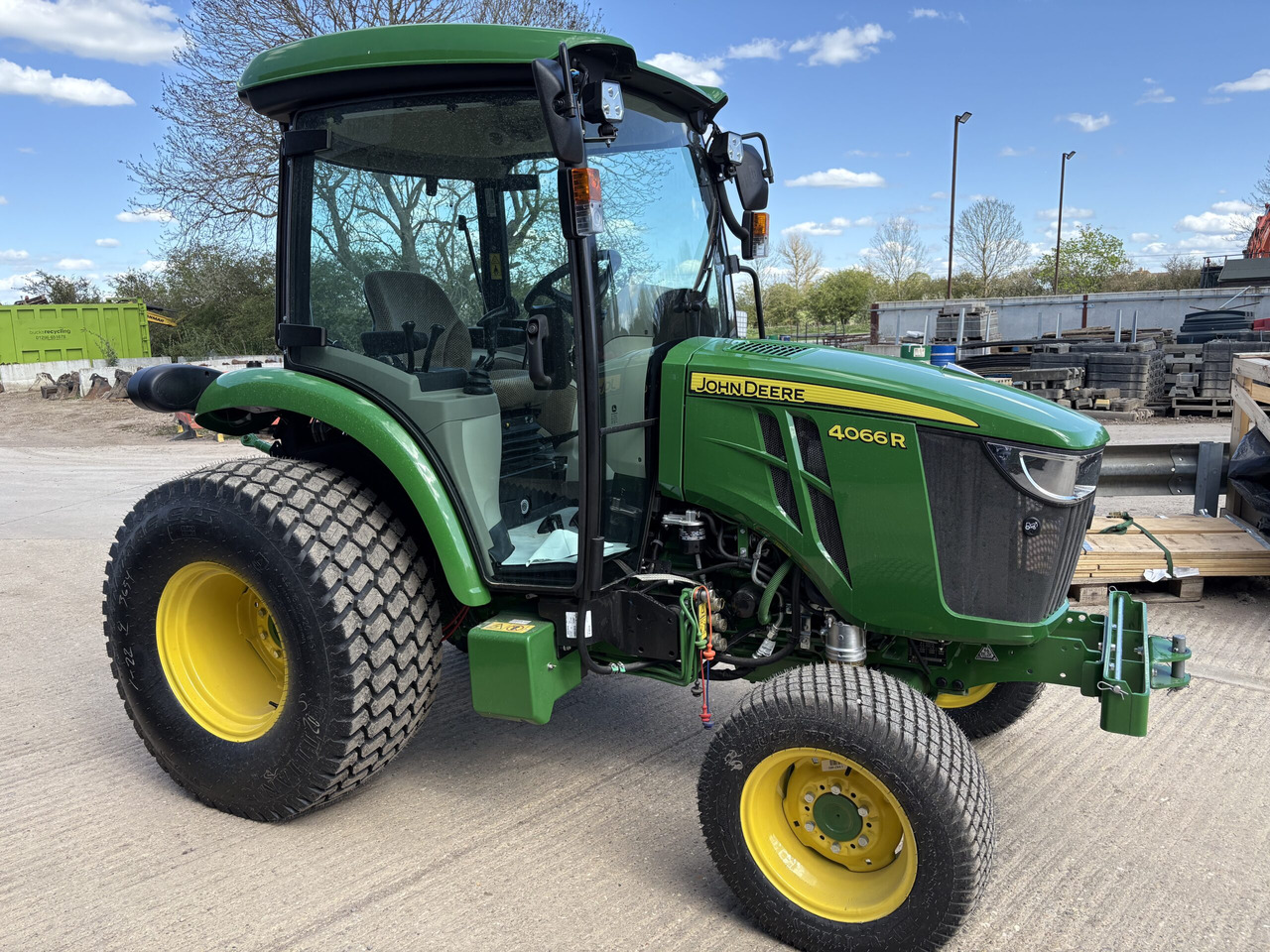 John Deere 4066R Compact Tractor - Compact tractor: picture 2 John Deere 4066R Compact Tractor - Compact tractor: picture 2