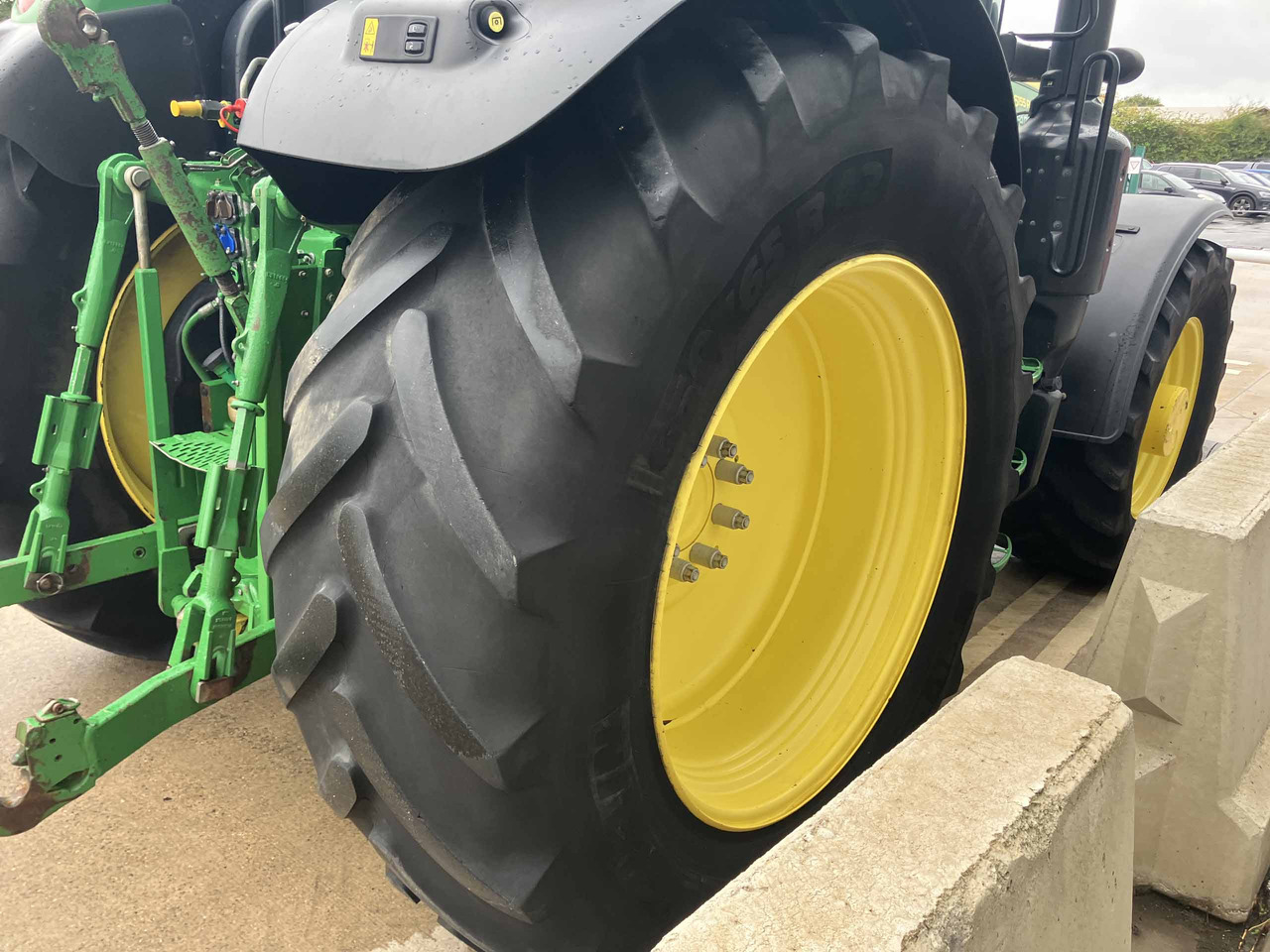 Farm tractor John Deere 6155R: picture 16