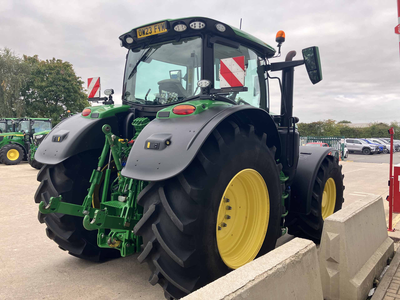John Deere 6R 215 - Farm tractor: picture 5 John Deere 6R 215 - Farm tractor: picture 5
