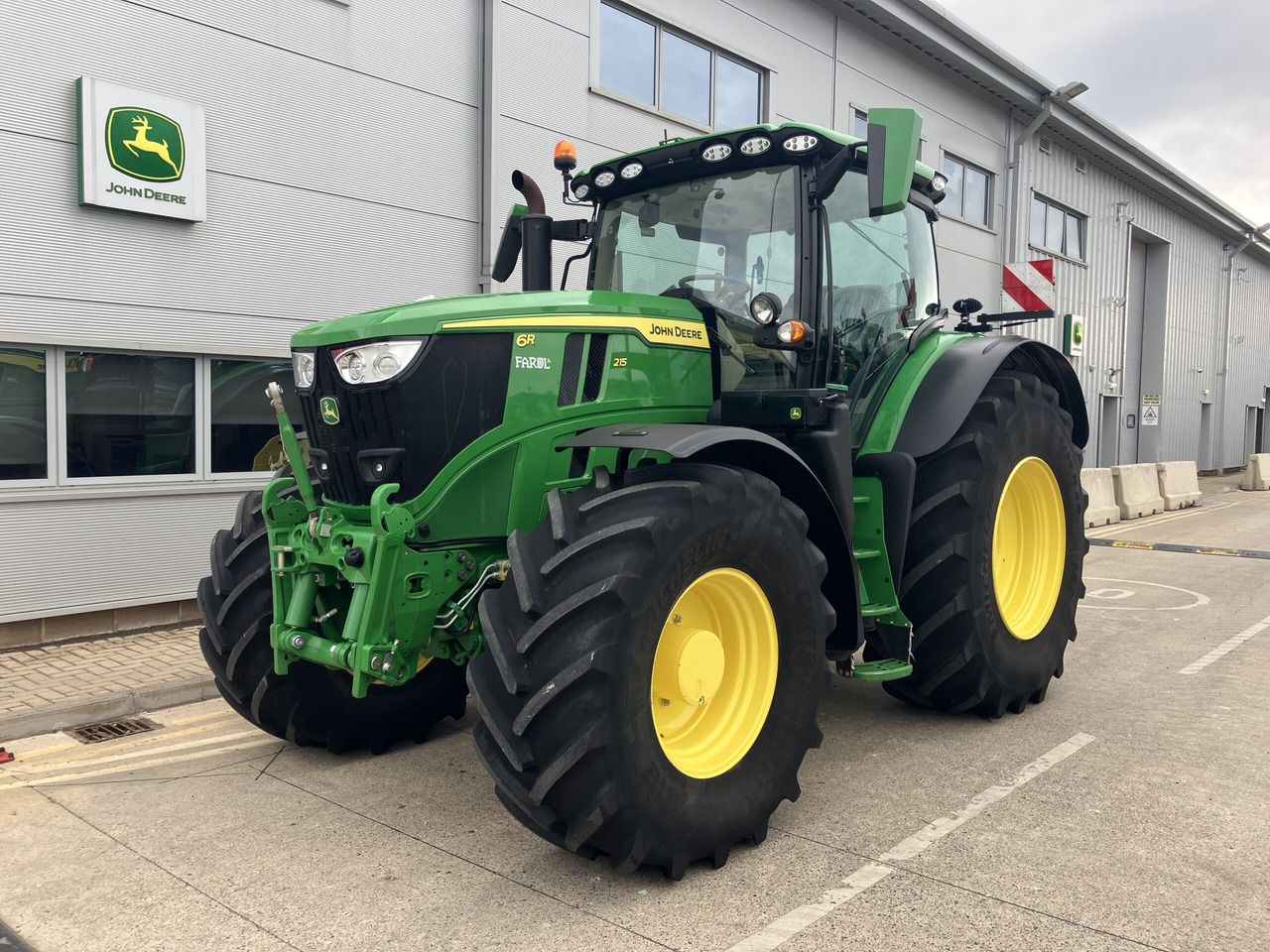 John Deere 6R 215 - Farm tractor: picture 1 John Deere 6R 215 - Farm tractor: picture 1