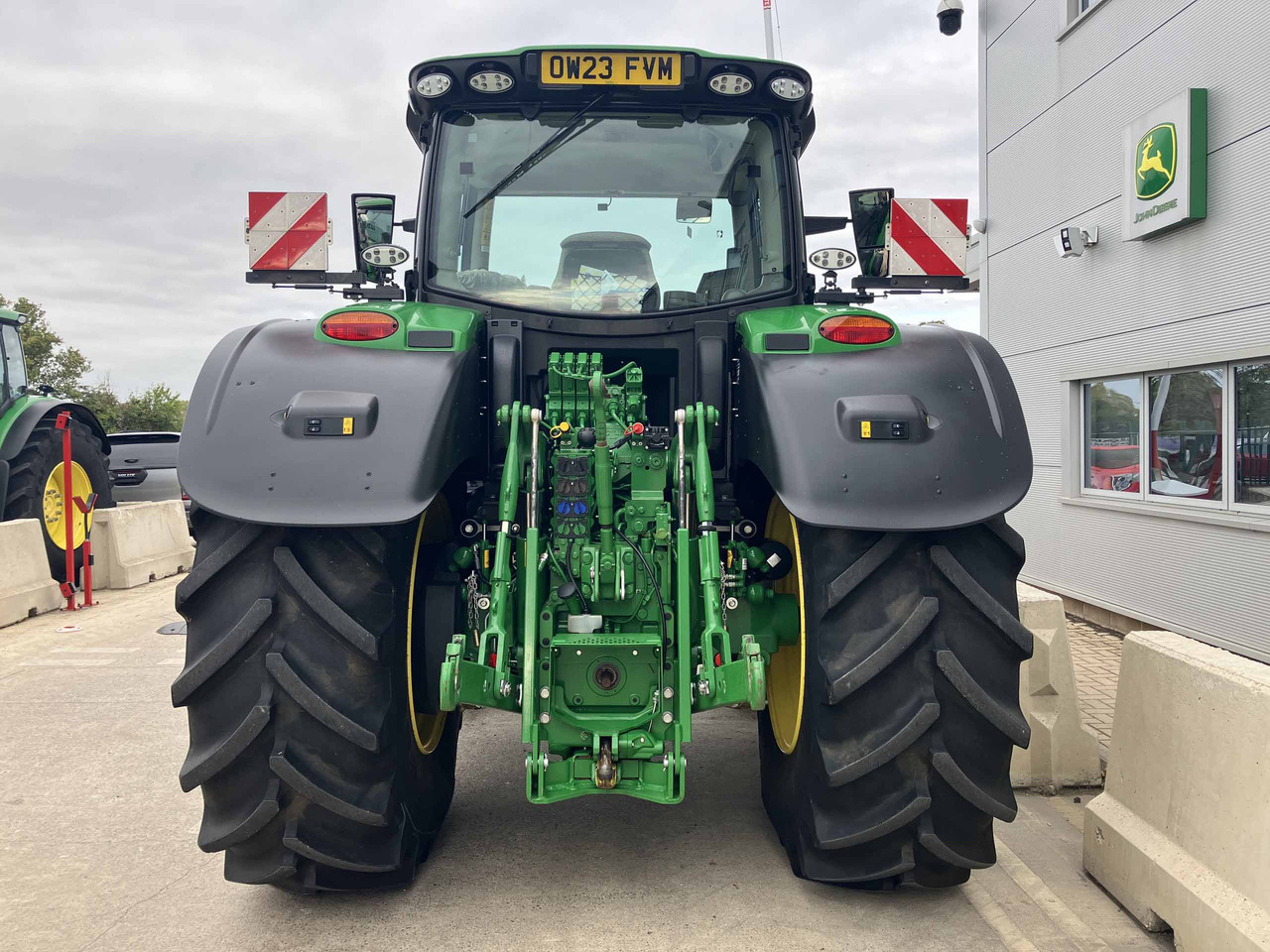 John Deere 6R 215 - Farm tractor: picture 4 John Deere 6R 215 - Farm tractor: picture 4