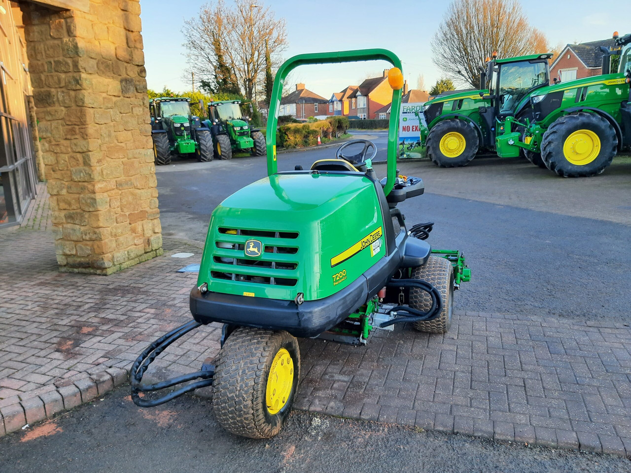 John Deere 7200 utility triple mower - Garden mower: picture 3 John Deere 7200 utility triple mower - Garden mower: picture 3