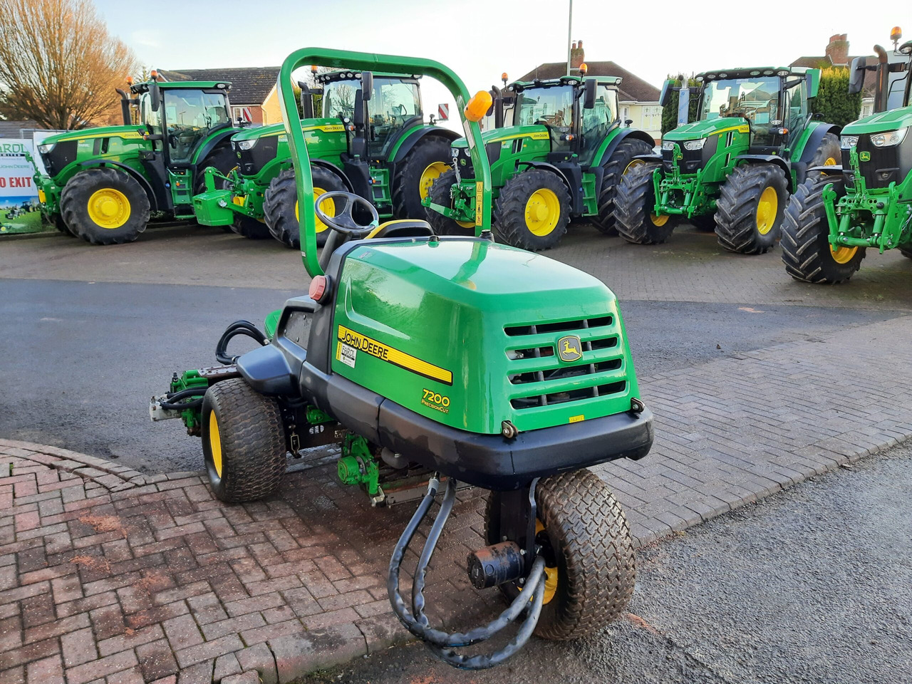 John Deere 7200 utility triple mower - Garden mower: picture 5 John Deere 7200 utility triple mower - Garden mower: picture 5