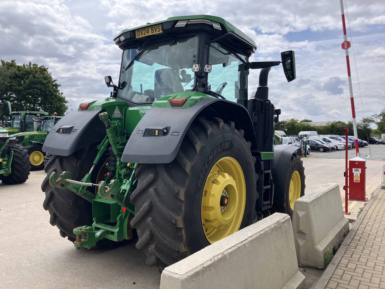 John Deere 8R 370 - Farm tractor: picture 5 John Deere 8R 370 - Farm tractor: picture 5