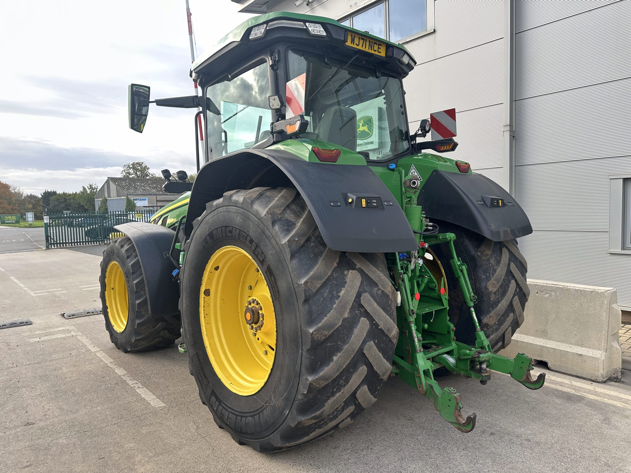 John Deere 8R 370 - Farm tractor: picture 4 John Deere 8R 370 - Farm tractor: picture 4