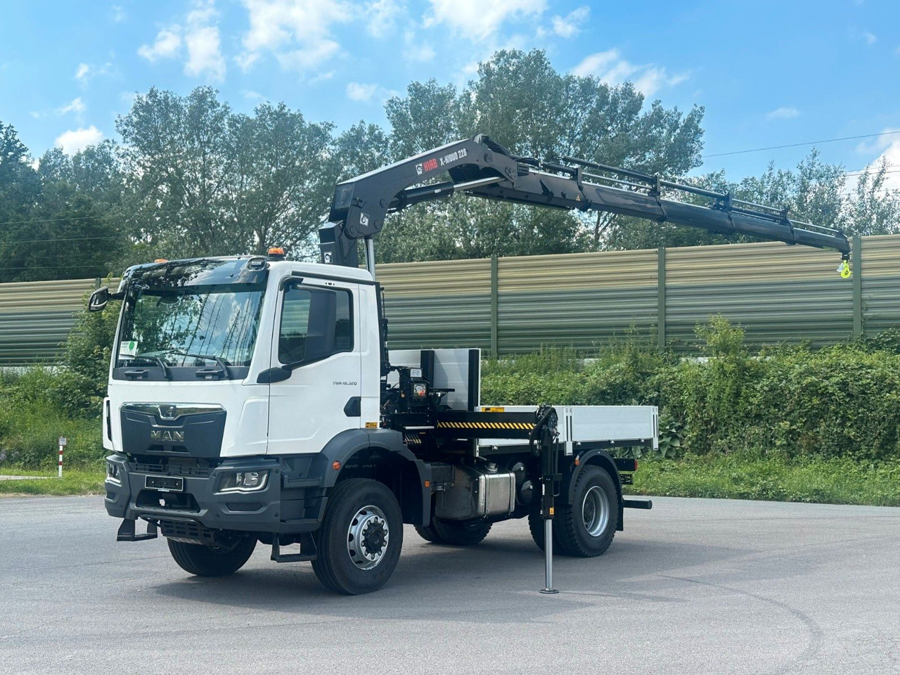 MAN TGM 18.320 4x4 Euro 6e Pritsche Hiab 228-4 Kran - Crane truck: picture 1 MAN TGM 18.320 4x4 Euro 6e Pritsche Hiab 228-4 Kran - Crane truck: picture 1