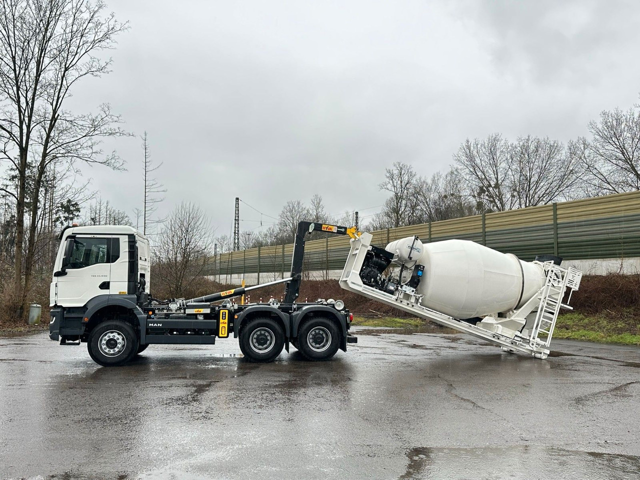 MAN TGS 33.440 6x4 Euro6e Abroller + Fahrmischer - Hook lift truck, Crane truck: picture 1 MAN TGS 33.440 6x4 Euro6e Abroller + Fahrmischer - Hook lift truck, Crane truck: picture 1