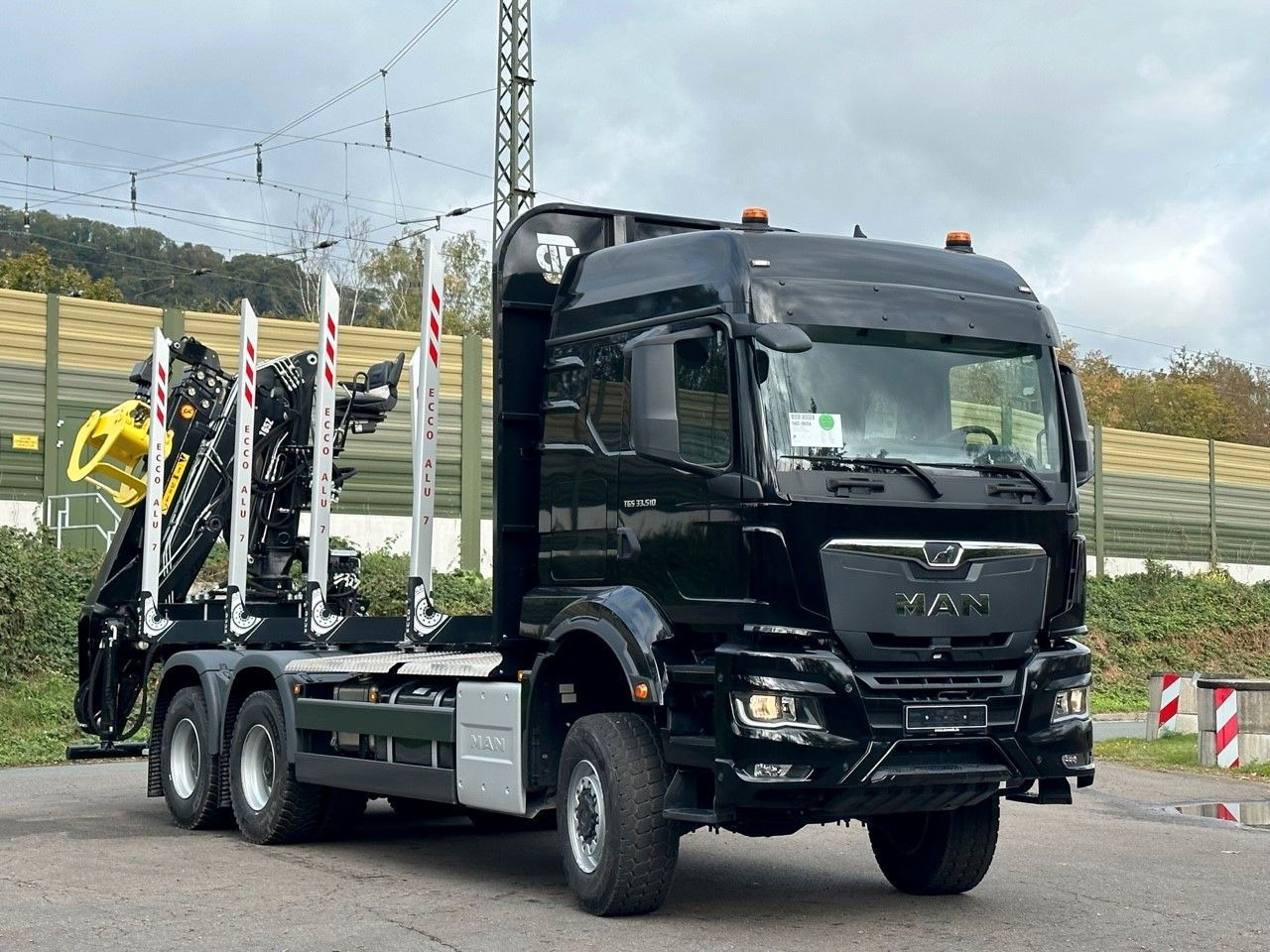 MAN TGS 33.520 6X6 Euro6e LogLift 165 Z - Logging truck, Crane truck: picture 1 MAN TGS 33.520 6X6 Euro6e LogLift 165 Z - Logging truck, Crane truck: picture 1