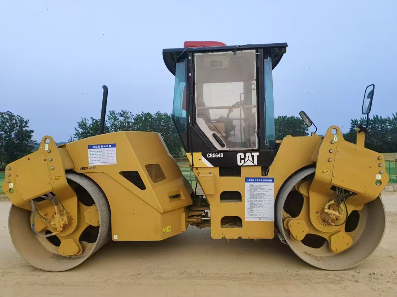 CATERPILLAR CB564D - Road roller: picture 1 CATERPILLAR CB564D - Road roller: picture 1