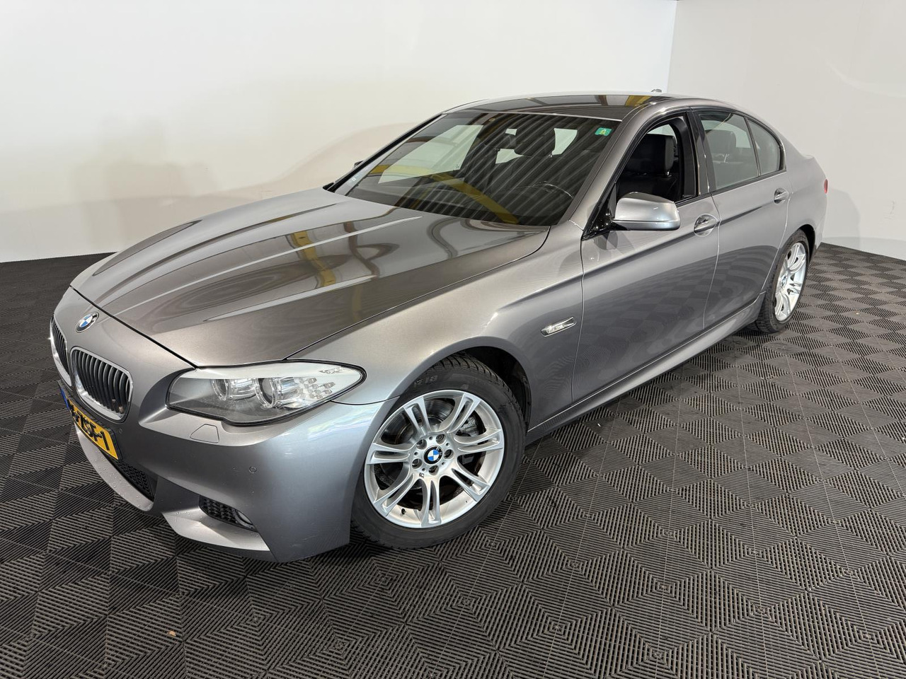BMW | 5-serie | 520i High Executive | 2013 | 218.545 km | 46ZSF1 | Logisch - Sedan: picture 1 BMW | 5-serie | 520i High Executive | 2013 | 218.545 km | 46ZSF1 | Logisch - Sedan: picture 1