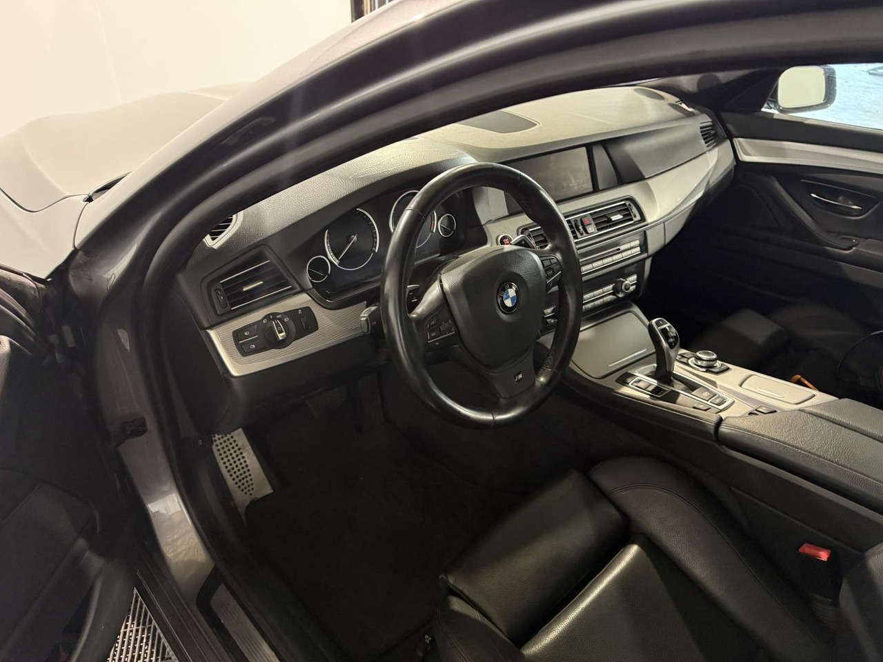 BMW | 5-serie | 520i High Executive | 2013 | 218.545 km | 46ZSF1 | Logisch - Sedan: picture 4 BMW | 5-serie | 520i High Executive | 2013 | 218.545 km | 46ZSF1 | Logisch - Sedan: picture 4