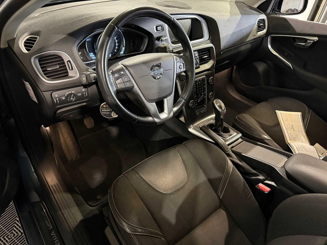 Volvo V40 1.6 T3 Momentum 2-KBP-13 210.566 km - Car: picture 2 Volvo V40 1.6 T3 Momentum 2-KBP-13 210.566 km - Car: picture 2