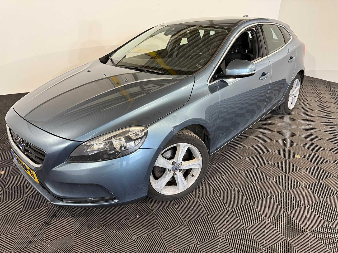 Volvo V40 1.6 T3 Momentum 2-KBP-13 210.566 km - Car: picture 1 Volvo V40 1.6 T3 Momentum 2-KBP-13 210.566 km - Car: picture 1