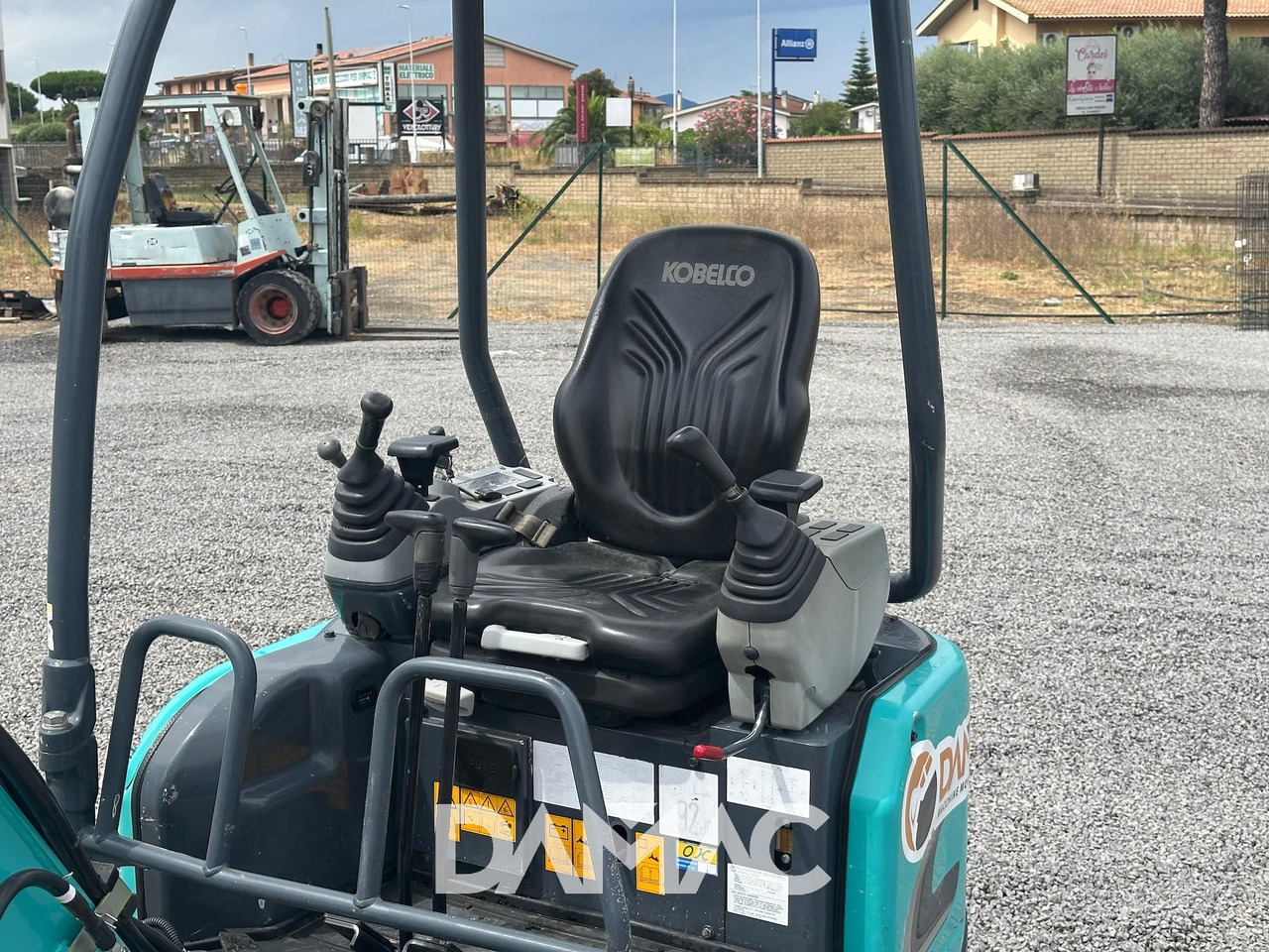 Mini excavator KOBELCO SK17SR-3E: picture 9