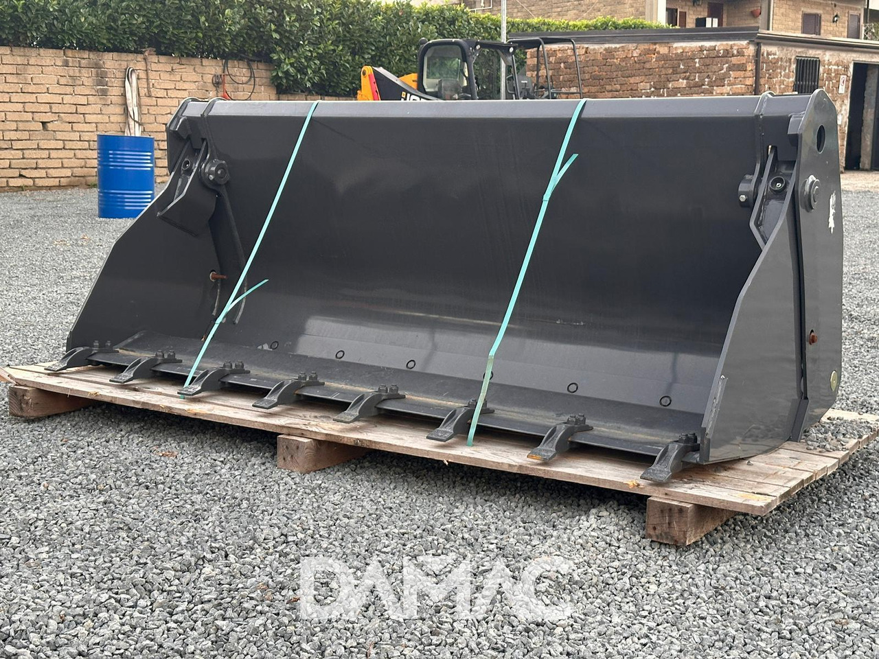 NEW HOLLAND 220 - Loader bucket: picture 2 NEW HOLLAND 220 - Loader bucket: picture 2