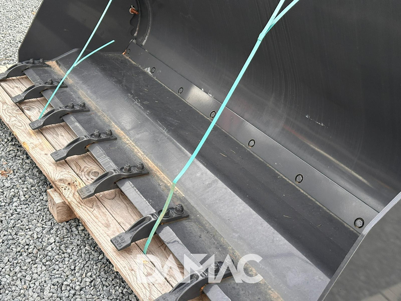 NEW HOLLAND 220 - Loader bucket: picture 3 NEW HOLLAND 220 - Loader bucket: picture 3