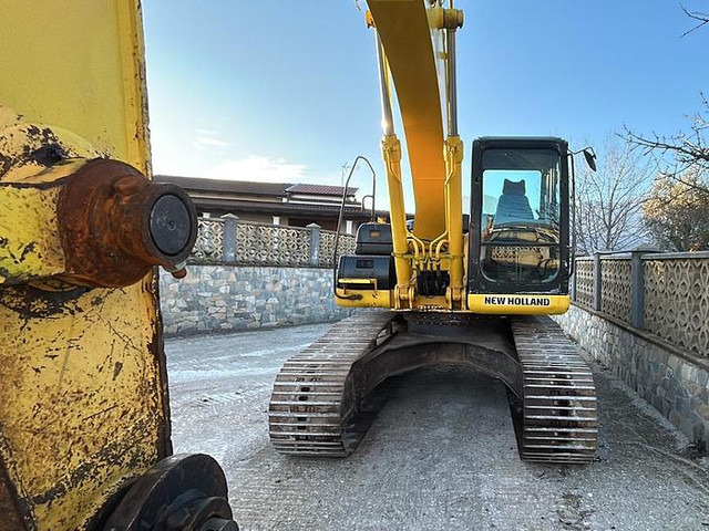 New Holland E245B - Excavator: picture 3 New Holland E245B - Excavator: picture 3