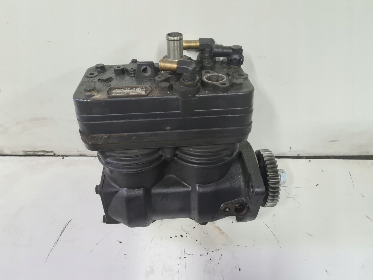 KNORR-BREMSE SPRĘŻARKA 2 TŁOKOWA KOMPRESOR POWIETRZA RENAULT GAMA D DTI 8 VOLVO FL D8K 22040616 - Air brake compressor for Truck: picture 2 KNORR-BREMSE SPRĘŻARKA 2 TŁOKOWA KOMPRESOR POWIETRZA RENAULT GAMA D DTI 8 VOLVO FL D8K 22040616 - Air brake compressor for Truck: picture 2