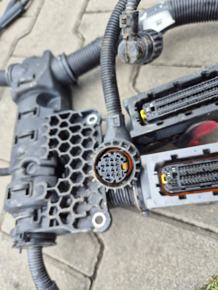 VOLVO WIĄZKA INSTALACJA SILNIKA VOLVO FH FM RENAULT GAMA RANGE T EVO D13 8K LIFT - Cables/ Wire harness for Truck: picture 3 VOLVO WIĄZKA INSTALACJA SILNIKA VOLVO FH FM RENAULT GAMA RANGE T EVO D13 8K LIFT - Cables/ Wire harness for Truck: picture 3