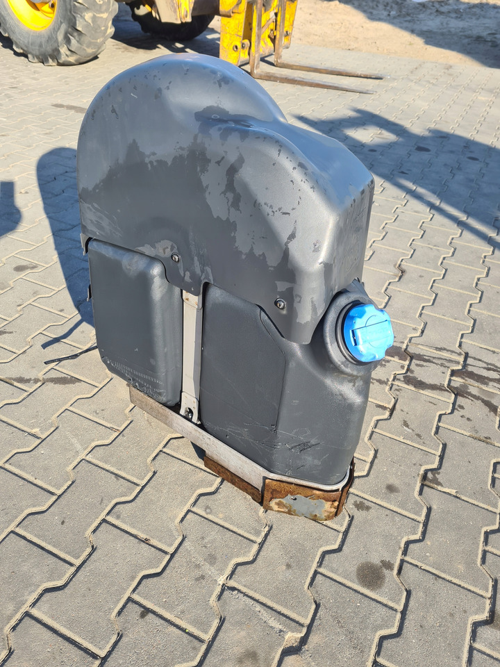 VOLVO ZBIORNIK ADBLUE NA RAMĘ MOCOWANIA RENAULT GAMA T VOLVO FH 4 FM 4 - AdBlue tank for Truck: picture 4 VOLVO ZBIORNIK ADBLUE NA RAMĘ MOCOWANIA RENAULT GAMA T VOLVO FH 4 FM 4 - AdBlue tank for Truck: picture 4