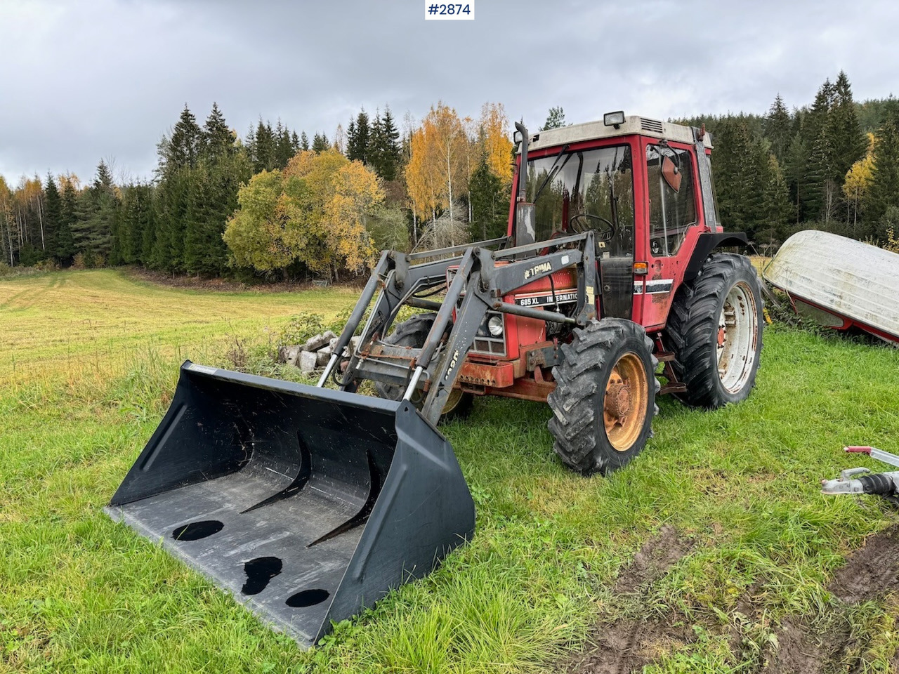 Farm tractor 1984 Case International 685XL 4x4 w/ Front Loader, Bucket and cutter: picture 1