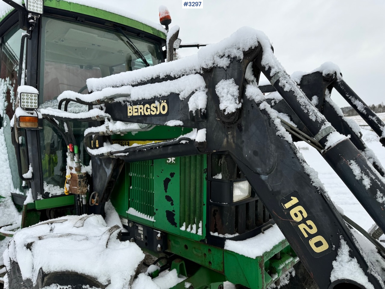Farm tractor 1999 John Deere 6210 SE with Front Loader: picture 19