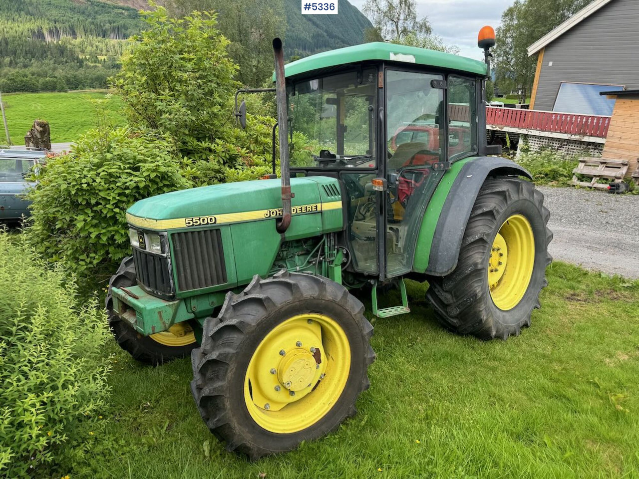 2001 John Deere 5500 - Farm tractor: picture 1 2001 John Deere 5500 - Farm tractor: picture 1