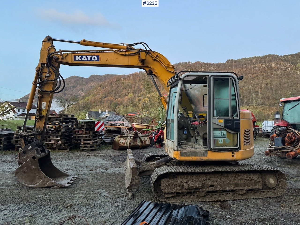 2004 Kato HD 308 US w/ 5 drawers, pincher, rake and spike hammer. - Excavator: picture 3 2004 Kato HD 308 US w/ 5 drawers, pincher, rake and spike hammer. - Excavator: picture 3