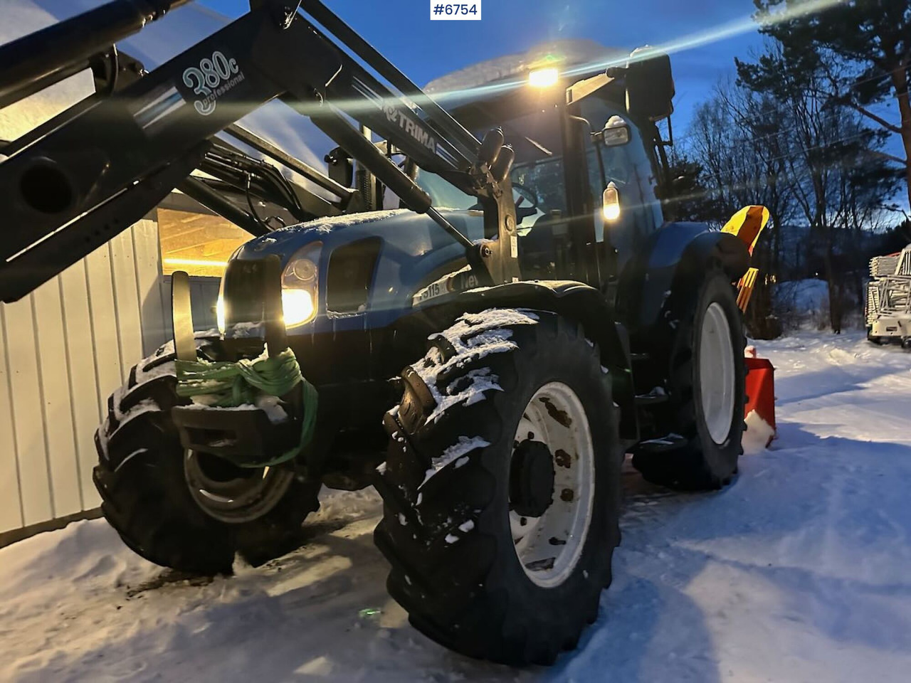 2004 New Holland TS115A 4x4 w/ Front loader, bucket, grading bucket and snow blower. - Farm tractor: picture 3 2004 New Holland TS115A 4x4 w/ Front loader, bucket, grading bucket and snow blower. - Farm tractor: picture 3