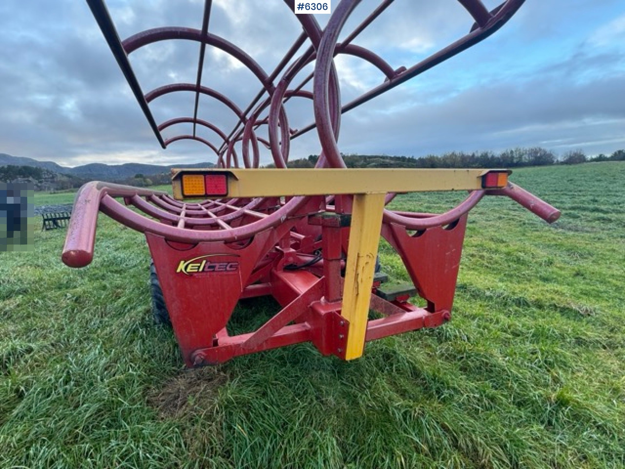Hay and forage equipment 2011 Keltec round bale trailer: picture 11