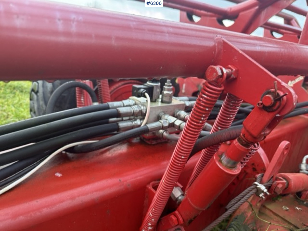 Hay and forage equipment 2011 Keltec round bale trailer: picture 16