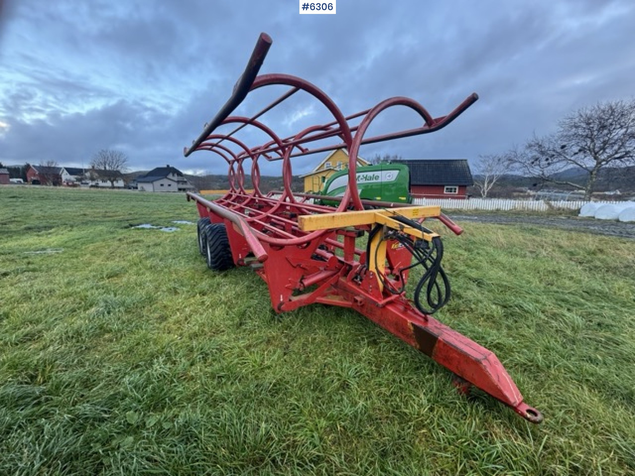 Hay and forage equipment 2011 Keltec round bale trailer: picture 9