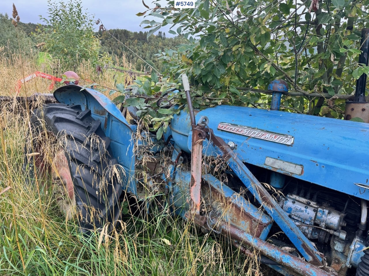 Ca. 1961 Fordson Super Major 4×2 Tractor w/ Bucket - Farm tractor: picture 2 Ca. 1961 Fordson Super Major 4×2 Tractor w/ Bucket - Farm tractor: picture 2