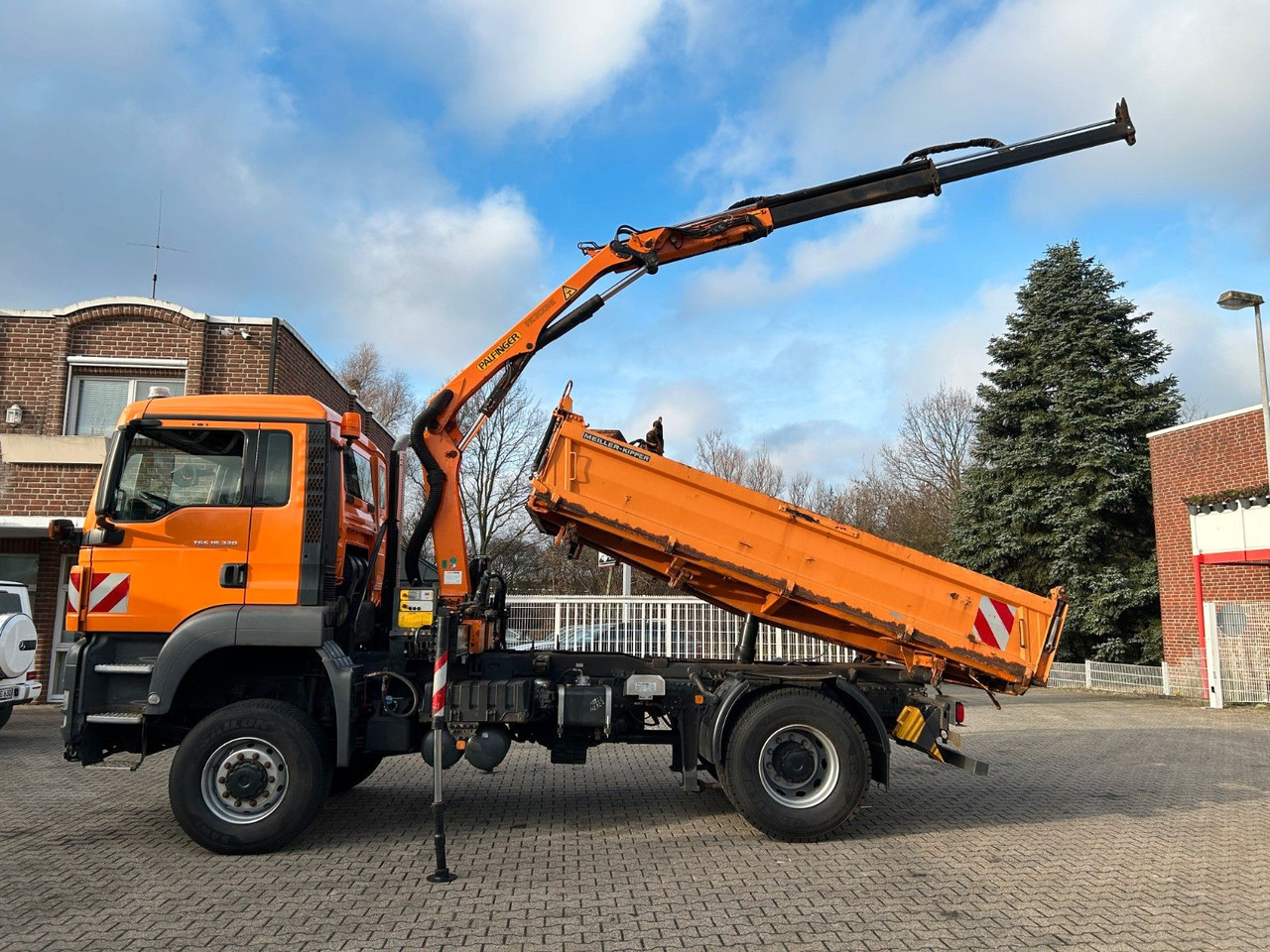 MAN 18.320 3Skipper + PK 7001K + Greifer 4x4 - Tipper, Crane truck: picture 2 MAN 18.320 3Skipper + PK 7001K + Greifer 4x4 - Tipper, Crane truck: picture 2