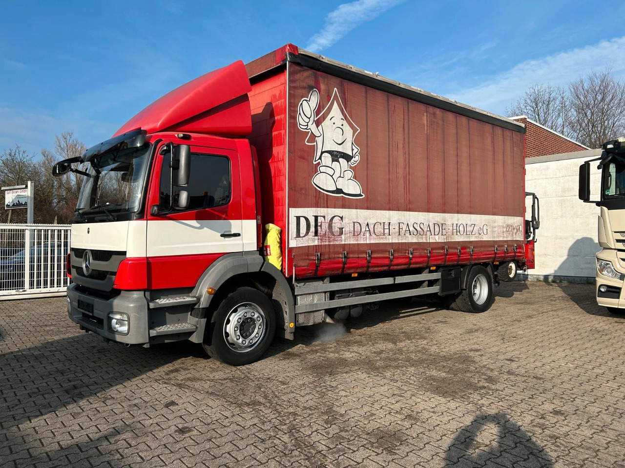 Mercedes-Benz 1829 Axor mit HIAB Mitnahmestapler - Curtainsider truck: picture 3 Mercedes-Benz 1829 Axor mit HIAB Mitnahmestapler - Curtainsider truck: picture 3
