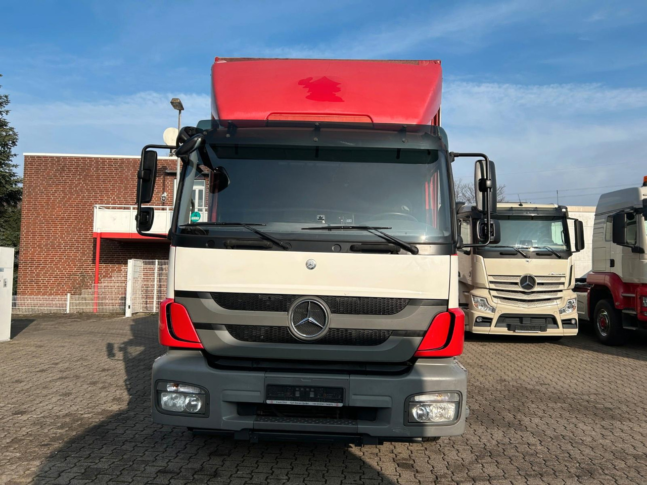 Mercedes-Benz 1829 Axor mit HIAB Mitnahmestapler - Curtainsider truck: picture 4 Mercedes-Benz 1829 Axor mit HIAB Mitnahmestapler - Curtainsider truck: picture 4