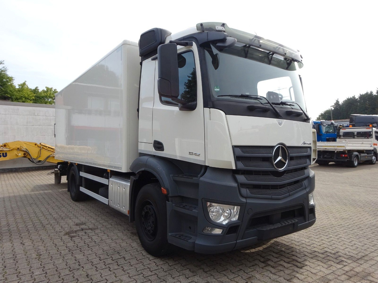 Mercedes-Benz 1842 Antos Koffer + BÄR Ladebordwand 4x2 - Box truck: picture 1 Mercedes-Benz 1842 Antos Koffer + BÄR Ladebordwand 4x2 - Box truck: picture 1