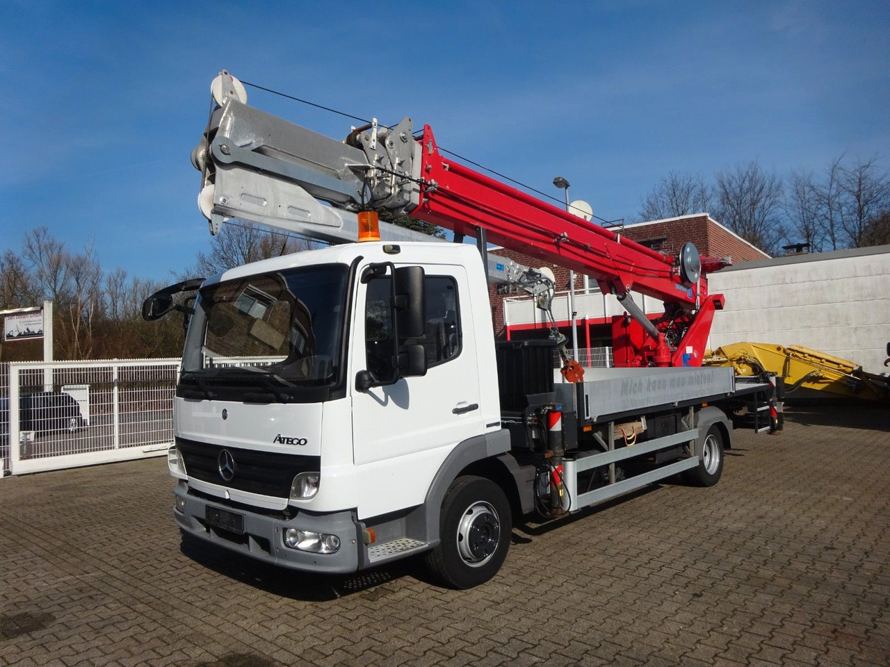 Mercedes-Benz 818 Atego + Böcker AK 32 Meter Dachdeckerkran - Crane truck: picture 2 Mercedes-Benz 818 Atego + Böcker AK 32 Meter Dachdeckerkran - Crane truck: picture 2