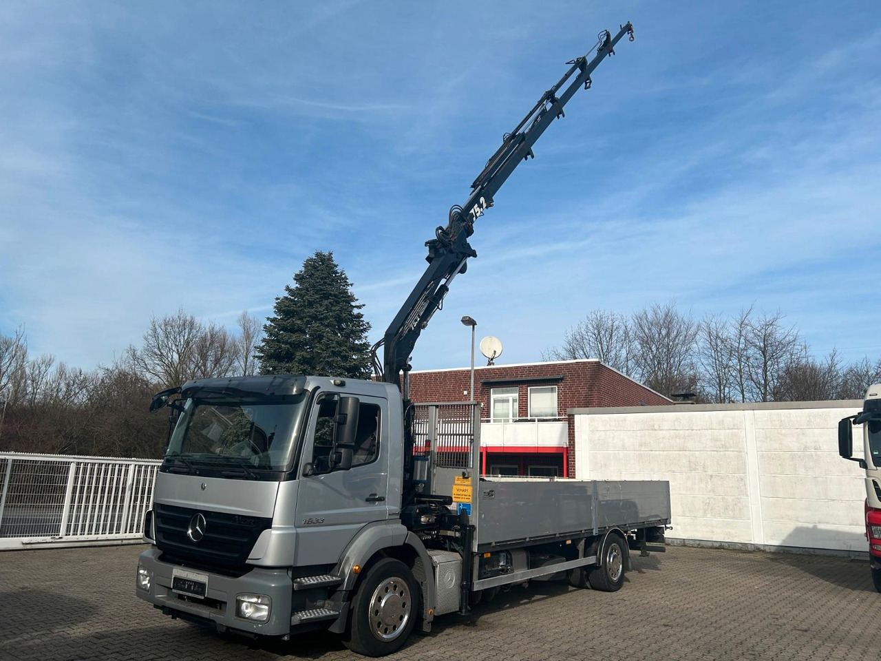 Mercedes-Benz 1833 Axor Pritsche mit Terex 75,2 Kran 4x2 - Other machinery: picture 1 Mercedes-Benz 1833 Axor Pritsche mit Terex 75,2 Kran 4x2 - Other machinery: picture 1