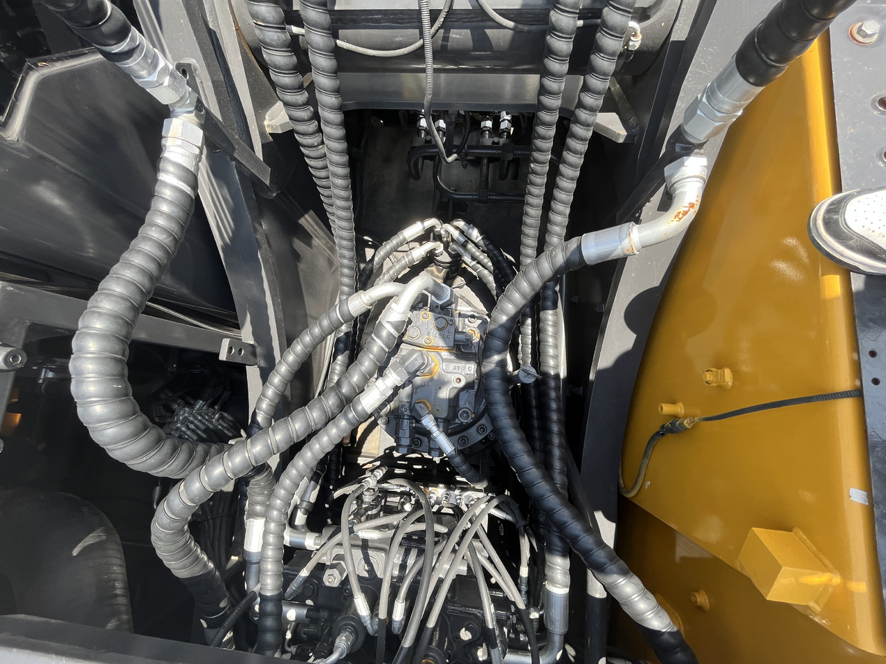 New Crawler excavator Volvo EC300DL: picture 6