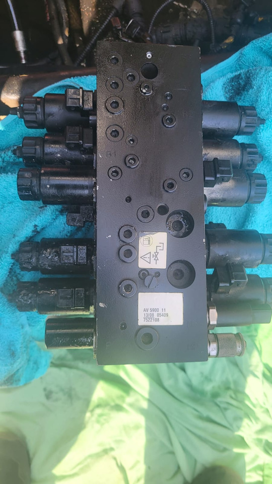 BT valve block 7522108 - Spare parts for Reach truck: picture 1 BT valve block 7522108 - Spare parts for Reach truck: picture 1