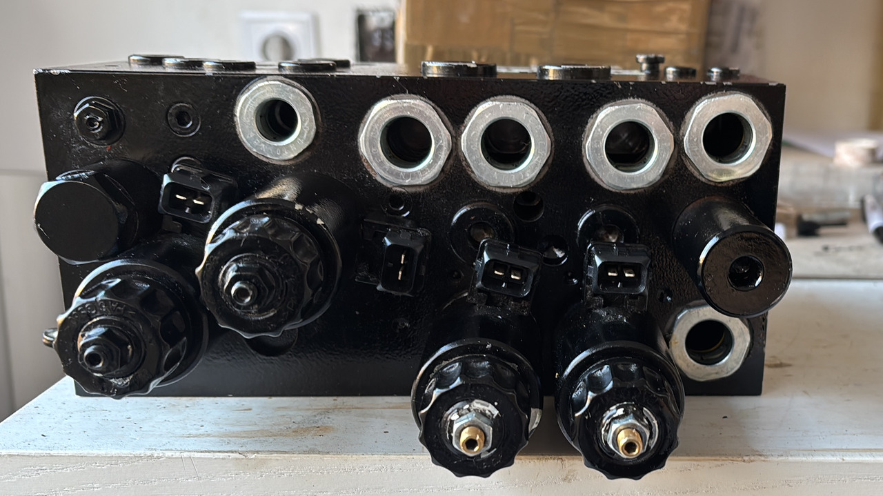 BT valve block 7578647 - Spare parts for Reach truck: picture 1 BT valve block 7578647 - Spare parts for Reach truck: picture 1