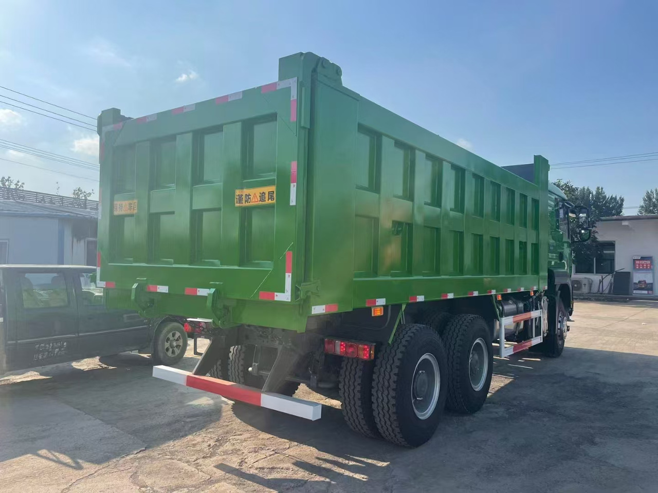 Tipper for transportation of cement Sinotruck: picture 7