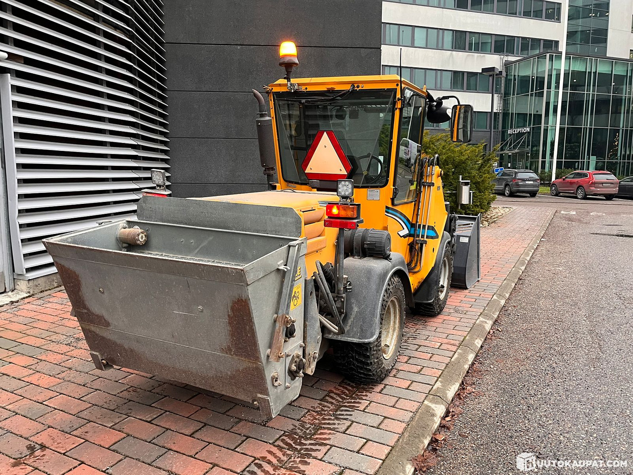 Wille 355B property maintenance machine with good attachments, 2006, Vantaa - Compact loader: picture 4 Wille 355B property maintenance machine with good attachments, 2006, Vantaa - Compact loader: picture 4