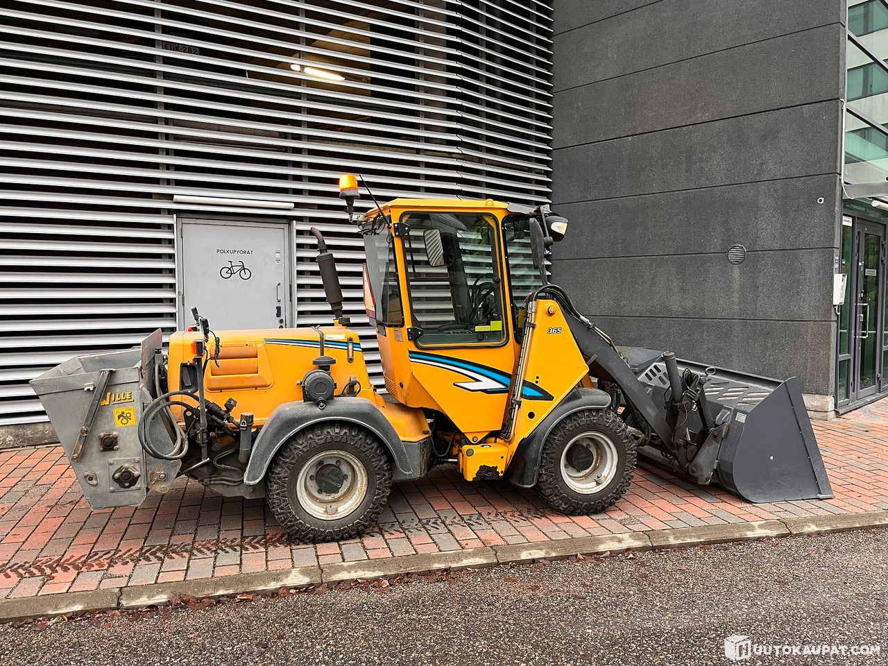 Wille 355B property maintenance machine with good attachments, 2006, Vantaa - Compact loader: picture 2 Wille 355B property maintenance machine with good attachments, 2006, Vantaa - Compact loader: picture 2