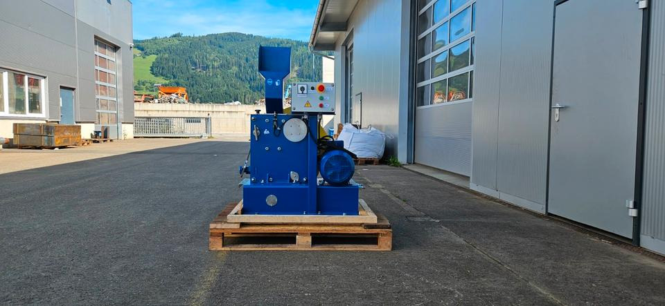 Backenbrecher JC 300 - Brechbacken Wolframkarbid - Jaw crusher: picture 3 Backenbrecher JC 300 - Brechbacken Wolframkarbid - Jaw crusher: picture 3