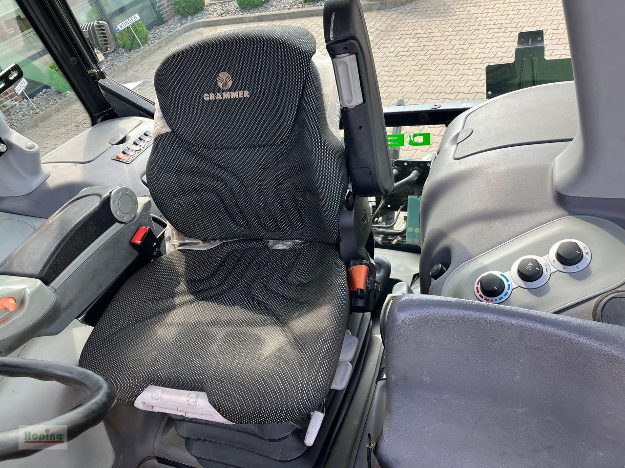 Farm tractor Deutz-Fahr Agrotron TTV 420: picture 13