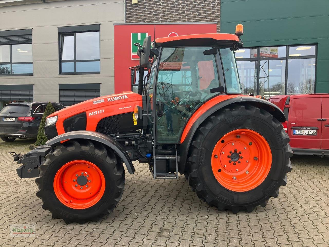 Kubota M5111 - Farm tractor: picture 2 Kubota M5111 - Farm tractor: picture 2